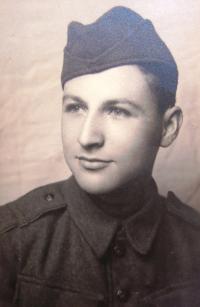 bratr Eri Markovič v uniformě vojáka 6. robotného praporu na Slovensku, určeného speciálně pro Židy. Válečné foto.