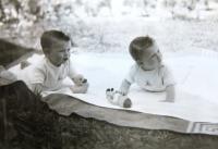 Dvojčata na dece. Vlevo Eilon, vpravo Anat. Nedatováno.