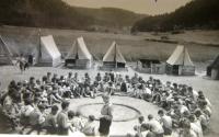 Letní tábor Tchelet Lavan zvaný „Mocharlo“. Lisa Kumermann někde v davu, nedokázala se najít. 1933.