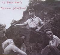 skupina chlapců z hnutí Tchelet Lavan v Brně. První manžel Lisy Kumermann Ja´akov Wurzel dole vpravo. Školní rok 1936-37. 