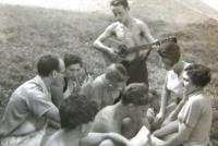 první manžel Lisy Kumermann Ja´akov Wurzel (s kytarou) na výletě se skupinou Tchelet Lavan. Předválečná fotografie.