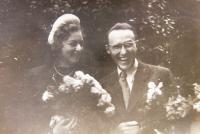 svatební fotografie Lisy Kumermann (Elishevy Gidron) a Ja´akova Wurzela, prvního manžela. 18. 5. 1945, Praha.