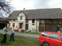 Bruno Ertelt před rodným domem v Supíkovicích v roce 2017