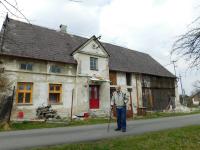 Bruno Ertelt před rodným domem v Supíkovicích v roce 2017