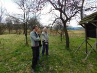 Bruno Ertelt s majiteli (Juraj Grňo a Tereza Šarmanová) jeho rodného domu v roce 2017