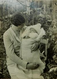 Bruno Ertelt s maminkou v roce 1930