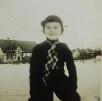 Bruno Ertelt před rodným domem v Supíkovicích