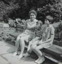 Manželka Věra Erteltová s dětmi