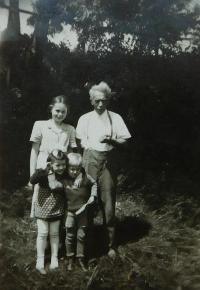 Otec v České Vsi s vnučkami