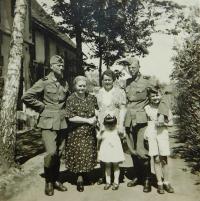 Family Erteltova with German soldiers in front of their house in Supíkovice in 1941