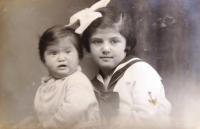 vlevo Juditina sestra Noemi ve věku jednoho roku, Judith šestiletá. 1935
