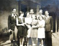 členové skupiny Makabi Hacair: zleva Josef Markstein, Judith Marosi (s otočenou hlavou), neznámá, Daniel Weiss, Chava Barmat, Eva Weissová, nahoře dva neznámí chlapci. Poválečné foto. 