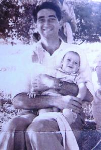 Moshe Königsberg s prvorozeným synem. Nedatováno.