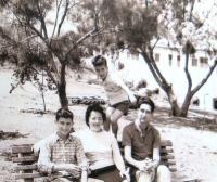 Rodina Königsbergových v kibucu HaHotrim. Nedatováno