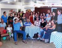 Velká rodinná fotografie z oslavy narozenin Moshe Königsberga