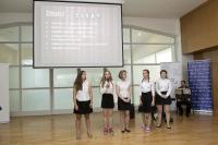 Dívky z Gymnázia nad Štolou prezentují příběh J. Berana, závěrečná prezentace projektu Příběhy našich sousedů, květen 2017