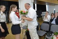 Dívky z Gymnázia nad Štolou děkují J. Beranovi, závěrečná prezentace projektu Příběhy našich sousedů, květen 2017