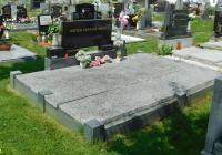 Hrob obětí pochodu smrti vězňů na hřbitově ve Vidnavě