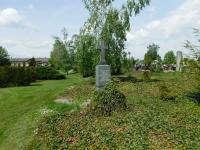 Hřbitov ve Vidnavě s odstraněnými německými nápisy na hrobech