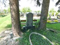 Hřbitov ve Vidnavě s odstraněnými německými nápisy na hrobech