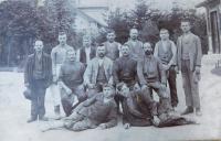 Dělníci v šamotárně ve Vidnavě před druhou světovou válkou. Otec František Palička v druhé řadě, první zprava