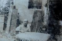 Otec František Palička v sedlářské dílně ve Vidnavě 