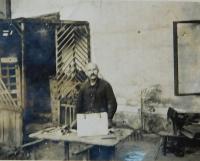 Otec František Palička v sedlářské dílně ve Vidnavě v roce 1941