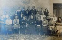 Pěvecký sbor ve Vidnavě před druhou světovou válkou. Matka Ida Baumgard druhá řada, třetí zleva