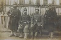 Vlevo otec František Palička v Rakousko uherské armádě v 1. světové válce. 