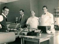 Bohuš (vlevo) pracuje v cateringu, Melbourne 1958