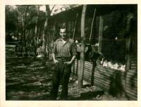 Bohuš pracuje na slepičí farmě, Perth 1954