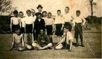 Bohuš sedící uprostřed jako brankář fotbalového mužstva, Hrušky 1934