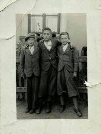 Bohuš uprostřed, vlevo kamarád Franta Smouček, vpravo bratranec Břetislav Doležal, Hrušky 1938