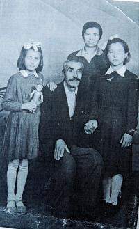 Irini Tcapas (Bulgurisová) s matkou, sestrou a dědečkem v roce 1954 po příjezdu z dětského domova v Maďarsku