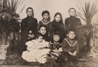 babička Sofia-drží dítě v bílém-a její sourozenci
