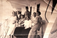 babička Sofia napravo - uprostřed děda Nikolaj