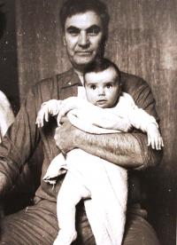 otec Václav Irmanov s vnučkou Annou