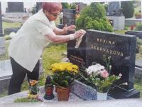 Ivana Škarvadová u manželova hrobu