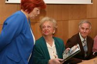 Vdova I. Škarvadová a knihovnice J. Burešová nad knihou o Z. Škarvadovi Bez nároku na slávu.