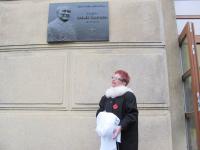 Ivana Škarvadová u pamětní desky Z. Škarvady na ZŠ Zdeňka Škarvady v Ostravě-Porubě