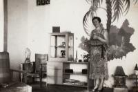 Maminka Marie Tlapáková v bytě na Rašínově nábřeží, 1937/38