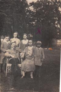 Otec, matka, nahoře Ferdinand, Marie, Bohunka, Anna - zemřela jako dítě