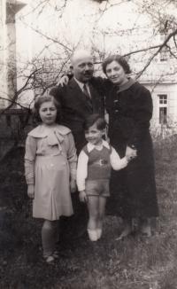 Pavel Kalman s rodiči a sestrou Olly 1933/34