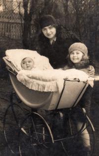 Malý Pavel s maminkou a sestrou - 1930