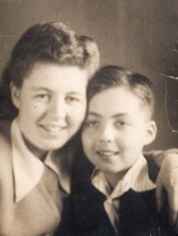 Pavel se sestrou Olly - duben 1941