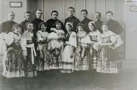 Česká skupina v krojích