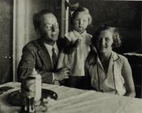 Malá Vědunka s rodiči