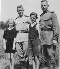 Irena Podzimková, s ruskými vojáky, 1945