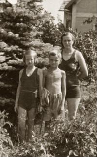Jiří Tichota with his mother and sister