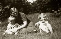 Jiří Tichota s maminkou a sestrou